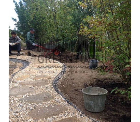 Устройство рулонного газона в коттеджном поселке - фото - 14